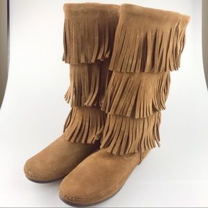 NWOT Minnetonka 3 Layer Fringe Boots in Ta…